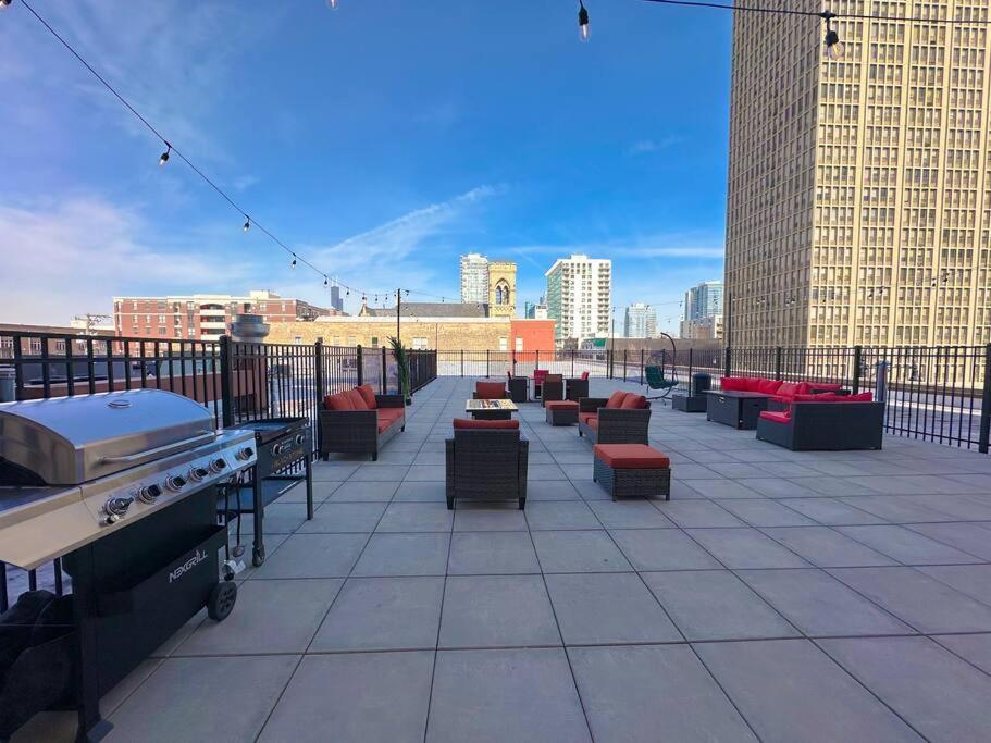 Modern 3br In South Loop With Optional Parking And Gym Access Near Mccormick Place, Chinatown And Soldier Field
