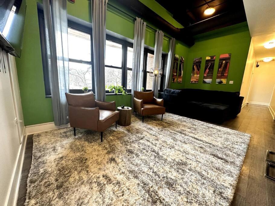 Modern 3br In South Loop With Optional Parking And Gym Access Near Mccormick Place, Chinatown And Soldier Field
